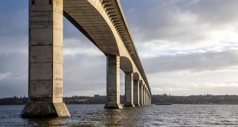 Vejdirektoratet fraråder kørsel over Sallingsundbroen med vindfølsomme køretøjer
