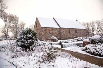Nu kan du se billeder af alle øens kirker i sne