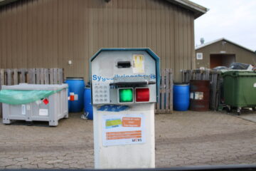 DEBAT: “Logikken tilsiger affaldsstationerne anbragt i numerisk rækkefølge i kørselsretningen, men sådan fungerer det ikke på Morsø Kommunes genbrugsplads”